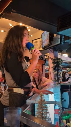 server singing at ellen's stardust diner review