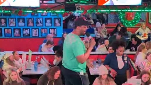 server singing at ellen's stardust diner review